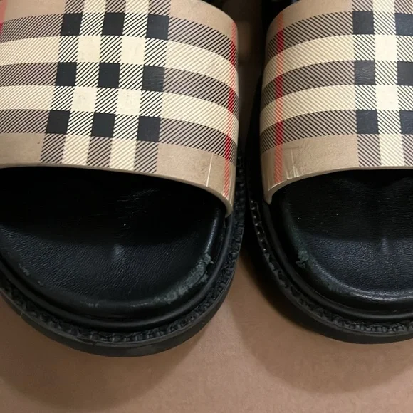 AUTHENTIC KIDS BURBERRY SHOES SIZE 35 EUROPE/ 4 BIG KID - Picture 3 of 9